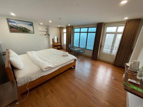 萨帕Flaco Hostel Sapa的铺有木地板的客房内设有一间卧室,配有一张床。