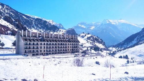 坎丹奇奥Apartamentos Pirineos Rent的一座山地雪地建筑