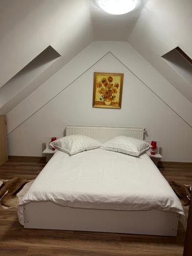 锡纳亚Springbok - Sinaia的阁楼卧室配有白色床