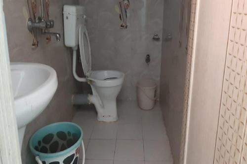 布巴内什瓦尔Goroomgo Om Sai Residency Bhubaneswar的一间带卫生间和水槽的小浴室