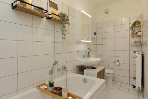 杜伊斯堡*City, Nähe Hbf, Kingsizebetten, Fitnessecke*的带浴缸、盥洗盆和卫生间的浴室