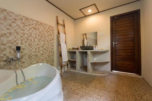金塔马尼The Kayuan的带浴缸和盥洗盆的浴室