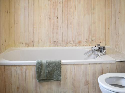 ClenchwartonThe Snuff Box的带浴缸和卫生间的浴室。