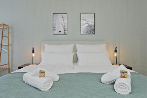 杜伊斯堡*City, Nähe Hbf, Kingsizebetten, Fitnessecke*的一张白色的大床,带两条毛巾
