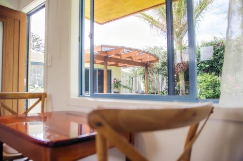 凯库拉Futuna Rocks Motel的一间带桌子和窗户的用餐室