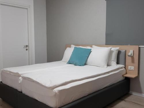 Or YehudaAirport Guest House的一张配有白色和蓝色枕头的大床