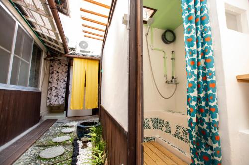 京都宝恩旅馆的带淋浴和浴缸的小走廊