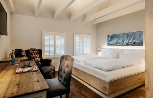 圣彼得奥尔丁Seaside 43的卧室配有一张床和一张桌子及椅子