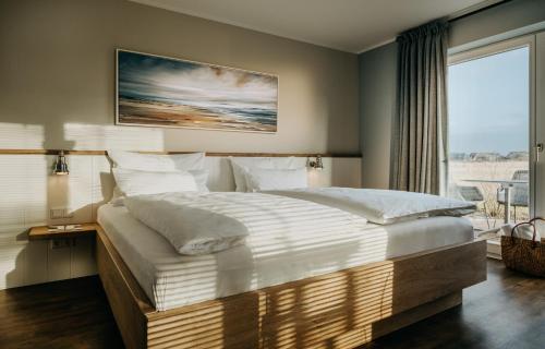 圣彼得奥尔丁Seaside 43的一间卧室设有一张大床和一个大窗户