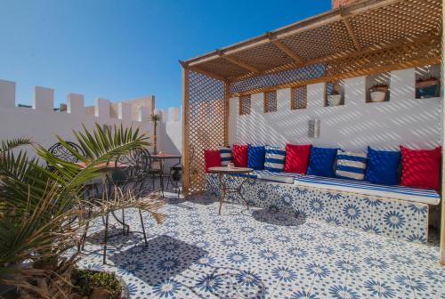 索维拉Riad Dar Abi的一座庭院,里面设有蓝色和红色枕头