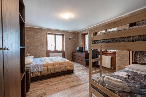 坎波多尔奇诺San Luigi - Rooms & Apartments的一间卧室配有两张双层床和一张书桌