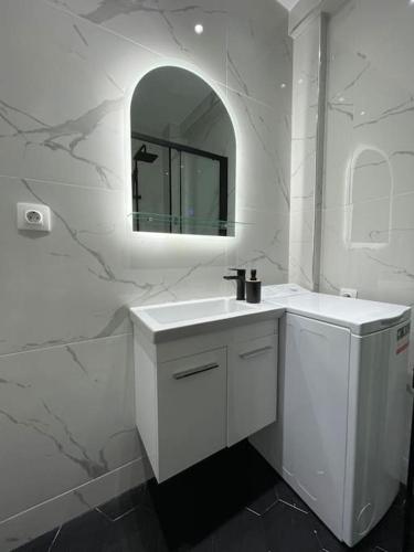 雅典ATH-Brand new 2bedroom apartment的白色的浴室设有水槽和镜子
