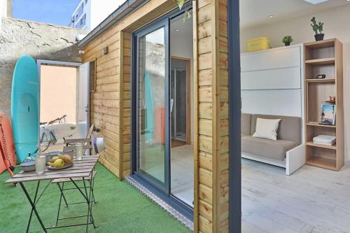 莱萨布勒-多洛讷Tiny studio terrasse, hypercentre la plage à 2 pas !的小屋设有带桌子的庭院