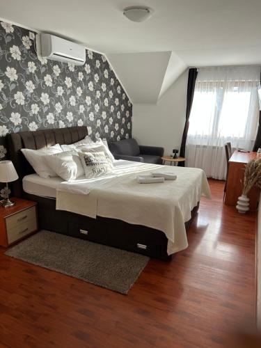 格拉博瓦茨钱查尔别墅酒店的一间卧室,卧室内配有一张大床