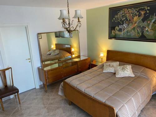 巴里Residenze BepiLù的一间卧室配有一张床和一面大镜子