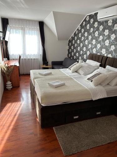 格拉博瓦茨Villa Čančar的一间卧室,卧室内配有一张大床
