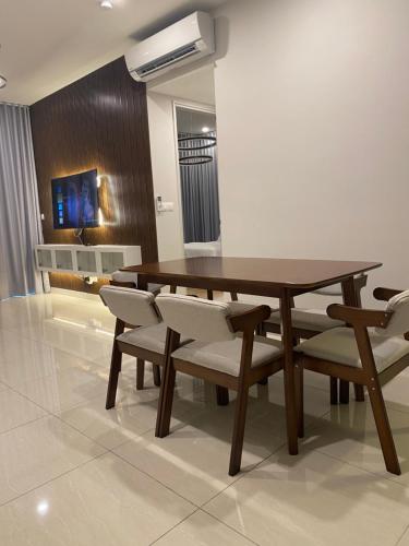吉隆坡Datum Jelatek Sky Residence KLCC SkyRing Linked to LRT and Mall的一间带木桌和椅子的用餐室