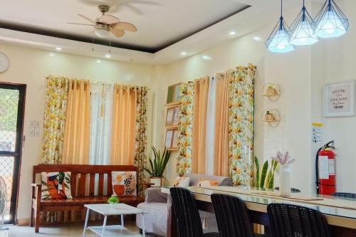 PataoDJL House Homestay -Bantayan Island的客厅配有桌椅
