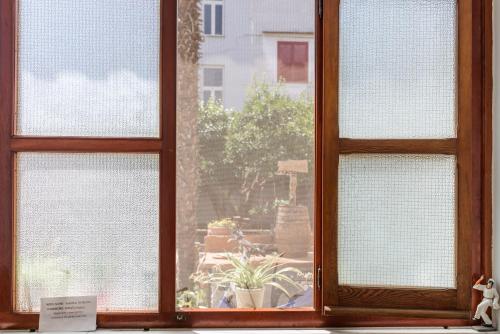 庞贝B&B OTIUM的开放式窗户,享有花园的景色