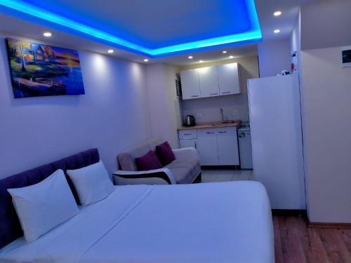 伊斯坦布尔BLUE ROYAL HOTEL的卧室配有白色的床和蓝色的天花板