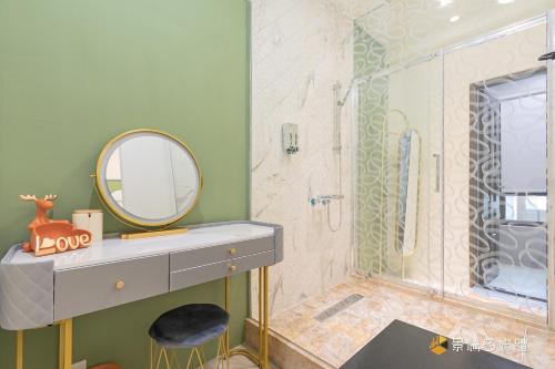 花莲市停伫宿旅的一间带水槽和镜子的浴室
