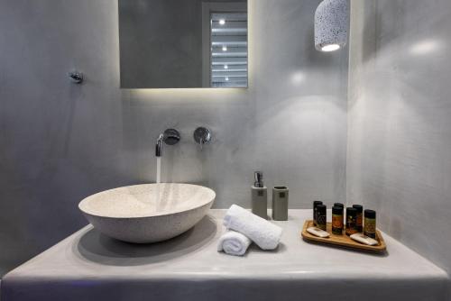 基莫洛斯岛Azure Kimolos的一个带碗水槽的柜台浴室