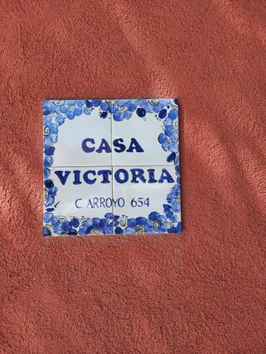 科洛尼亚-德尔萨克拉门托Casa Victoria的红墙边的标志