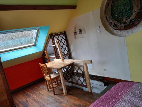 莫伯日maison d'artiste accès jardin的客房设有木椅和窗户。