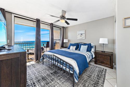 奥兰治比奇Spacious Seaside Beach and Racquet 3706 with Pool and Comfort Amenities的一间卧室配有一张床,享有海景