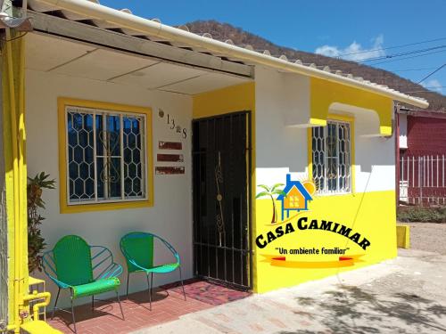 圣玛尔塔Casa CamiMar, Casa Amoblada solo para tí y tú familia的外面有椅子的房子