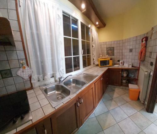 AteletaVilla Giulia的厨房设有水槽和窗户。