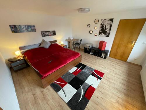LykershausenFerienhaus Rheinnähe的一间卧室配有一张带红色毯子的床