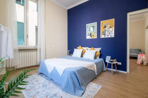 热那亚My Sweet Home的一间卧室设有蓝色的墙壁和一张床