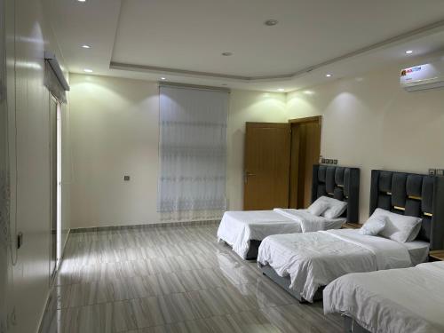 阿哈达فيلا قمرية الهدا的一间酒店客房,设有两张床。