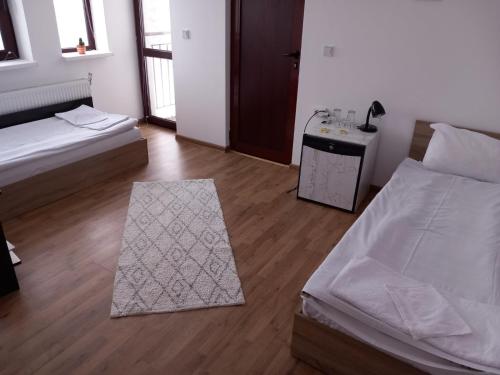 奥雷沙克Стаи за гости ''Живел''的一间卧室设有两张床,铺有木地板