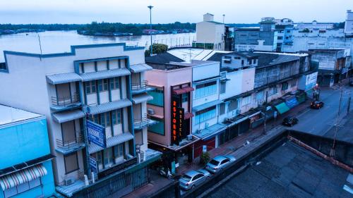 素叻2street Hostel的城市的顶部景观,建筑和街道