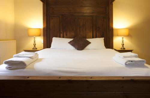 基督城阿瓦恩克斯威酒店的一间卧室配有一张带两盏灯的大型白色床。