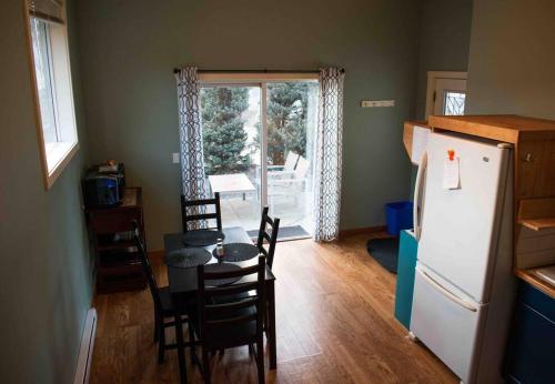 Lake CountryOyama house- close to beach的厨房配有桌椅和冰箱。