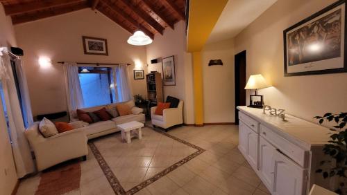 马德林港El Patio del Aromo的客厅配有沙发和桌子