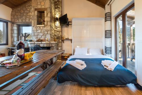 阿拉霍瓦Villa Dianne Apt 2 Livadi Arachovas的一间卧室设有两张床和一张木桌