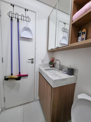 巴鲁埃里Flat luxo, mobiliado c/ ar, wi-fi, pisc. e academia的一间带水槽和淋浴的浴室