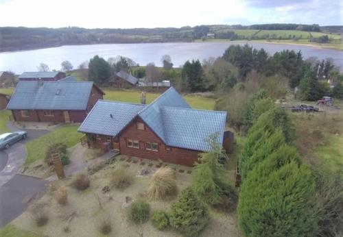 巴利纳莫尔Fern Lodge. Drumcoura Lake Resort,的房屋空中景观