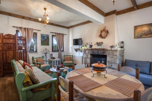 阿拉霍瓦Arachova "Villa Dianne"的客厅配有桌子和壁炉