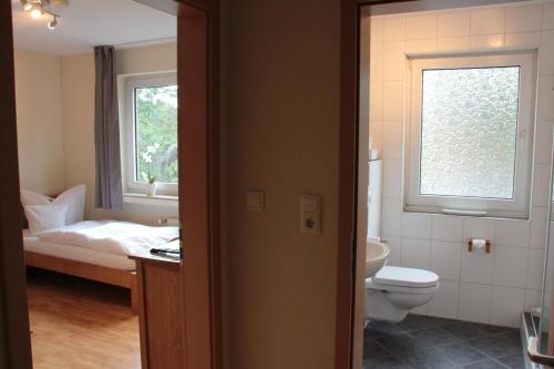 格罗森克内滕菲斯贝克餐厅旅馆的浴室设有床、卫生间和窗户。