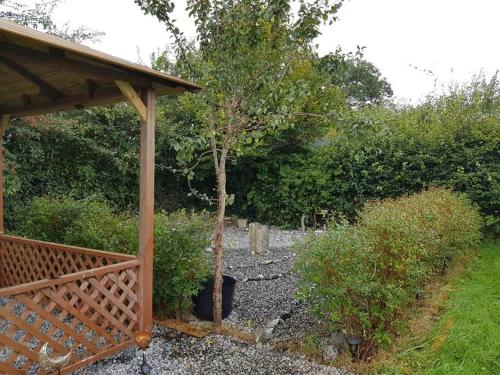 DelvinButterfly Cottage Retreat - Private Studio Getaway的一个带木凉亭和树的花园