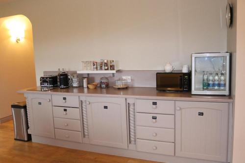 阿马山景旅馆的厨房配有微波炉和冰箱。