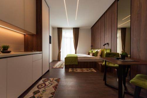 萨拉热窝Apartments EMERALD Free Garage Parking的配有一张床和一张书桌的酒店客房