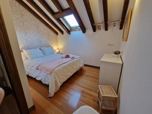 奥耶多"CHALET A ESTRENAR" MIRADOR DE LA VENTOSA-Potes的一间卧室配有一张床,铺有木地板