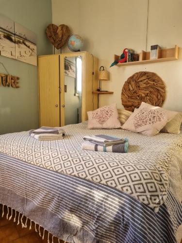托尔雷莱Torreilles plage: villa atypique bord de mer méditerranée的一间卧室配有一张大床和两条毛巾