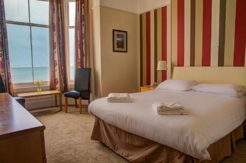 兰迪德诺查茨沃斯庄园酒店的酒店客房,配有带毛巾的床